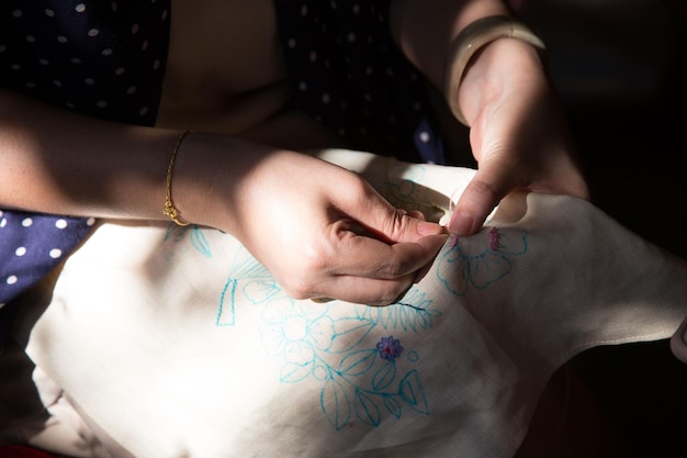 Artystka haftująca ręcznie