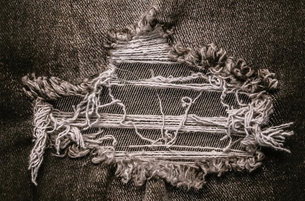 Detal haftu na lnianej tkaninie